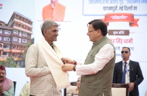 उत्तराखंड निवास के निर्माण में अपना महत्वपूर्ण योगदान देने वाले श्रमिकों को शॉल ओढ़ाकर मुख्यमंत्री ने किया सम्मानित।